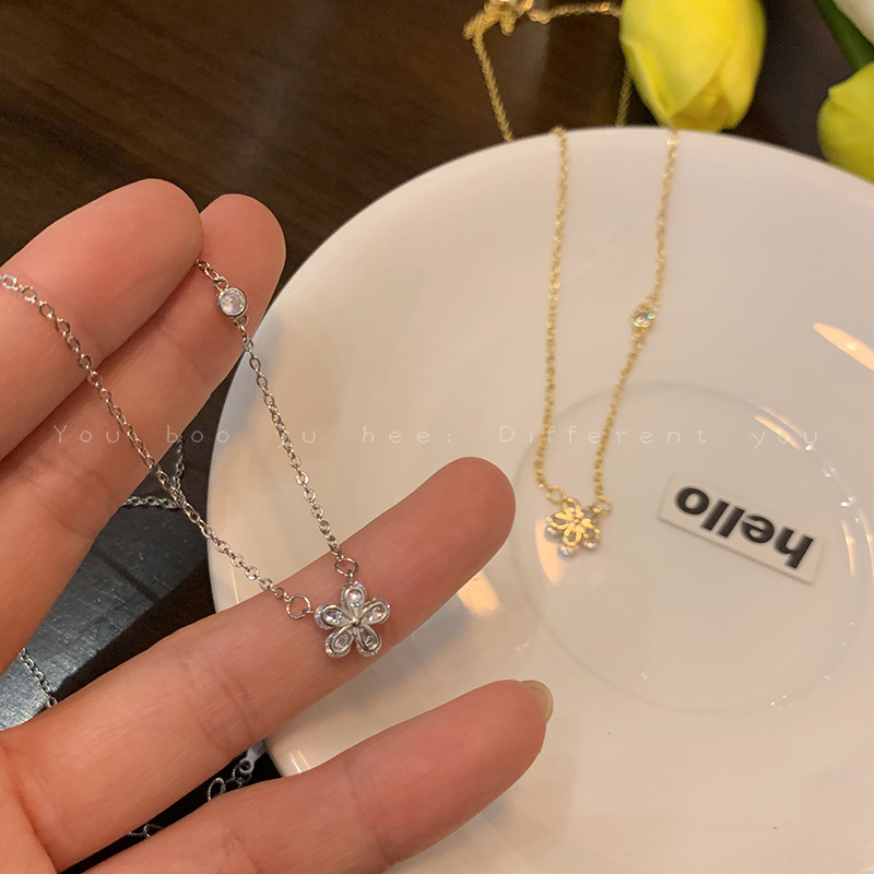 Flower zircon necklace for women, a niche design, sweet collarbone chain and necklace, 2024 new style accessories wholesale details Picture