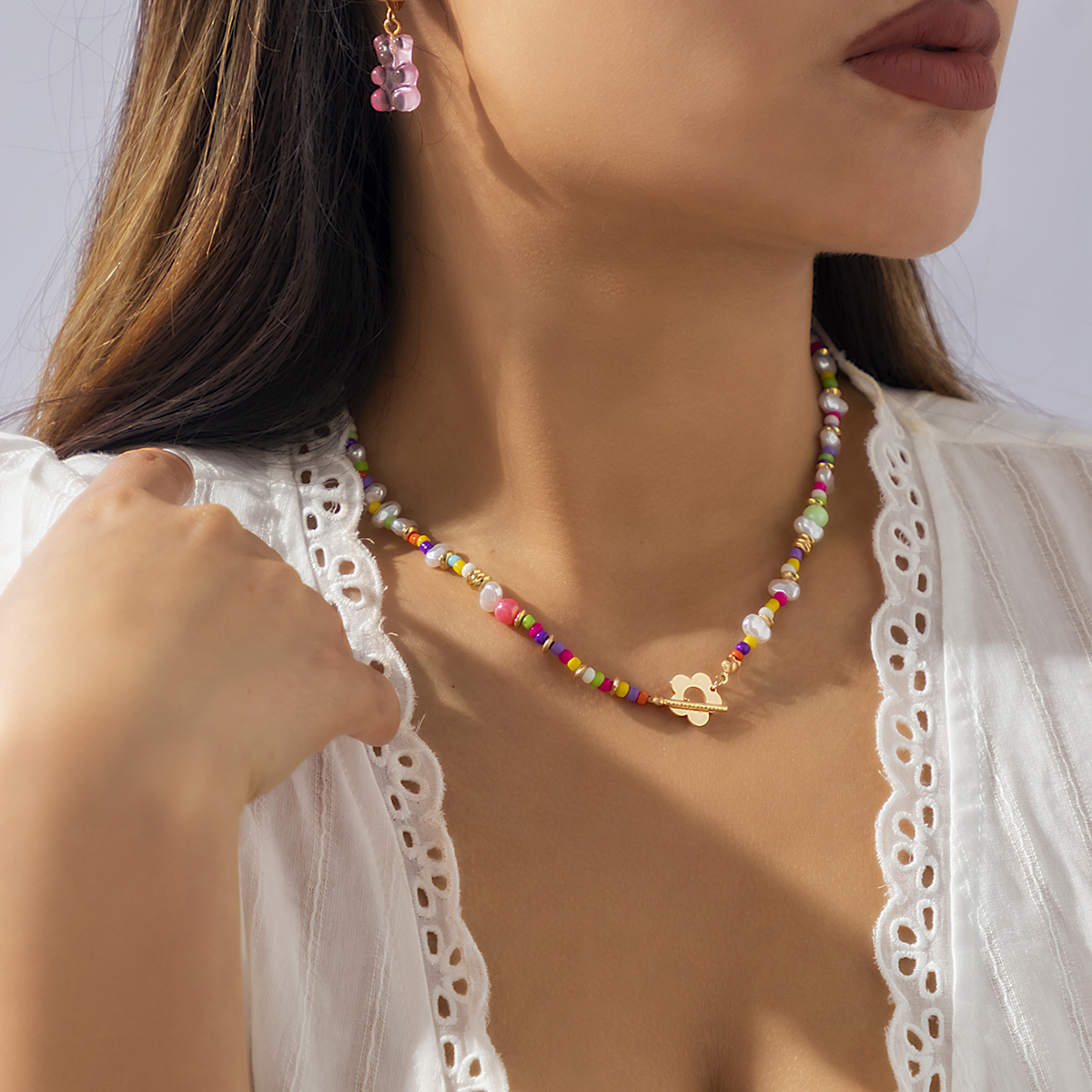 European and American cross-border jewelry, ethnic-style colorful rice beads, versatile collarbone chain, niche design flower imitation pearl necklace details Picture