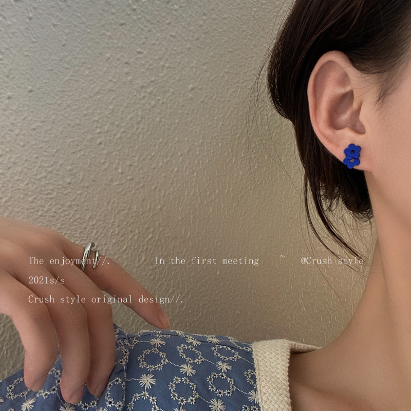 The Korean royal blue flower-shaped stud earrings feature a niche design for women, with a simple and compact style. It's a trendy new design in 2025 full figure