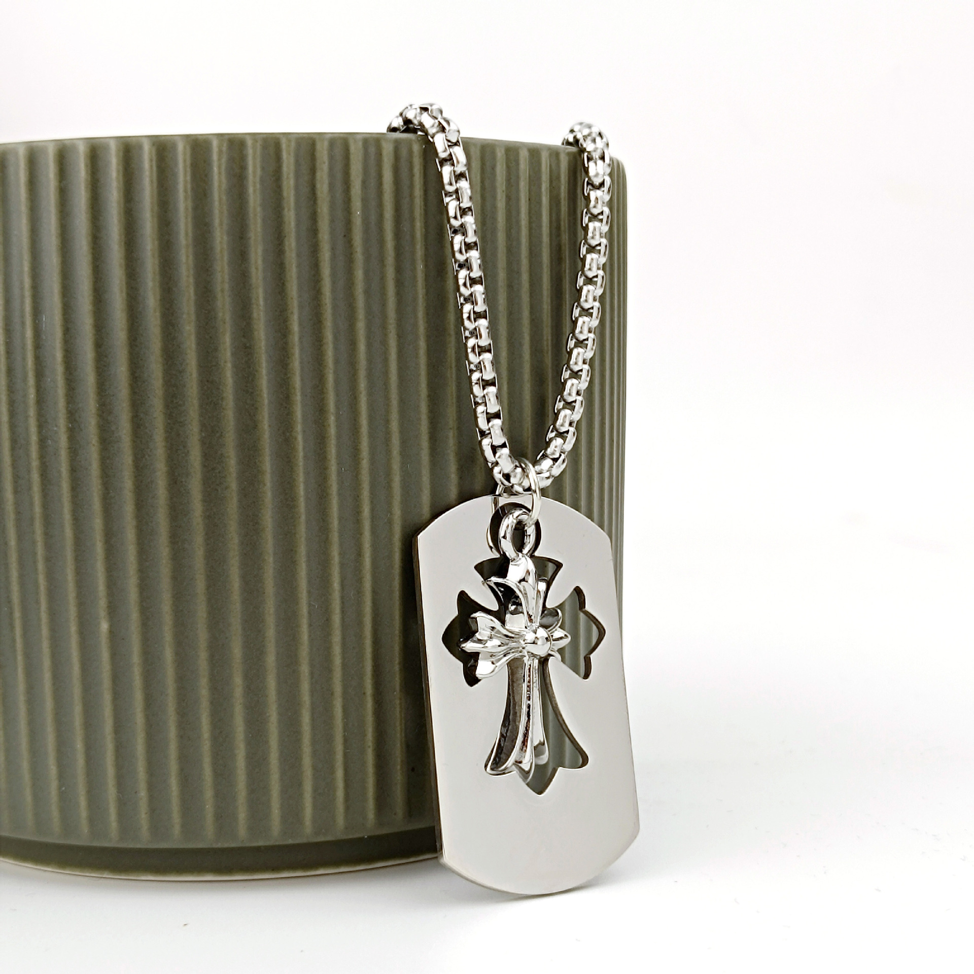 The popular CH cross necklace in Europe and America is a neutral, fashionable and trendy collarbone chain for couples, a square pendant, a sweater chain for women Item Picture