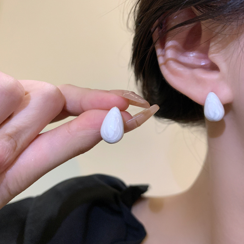 Japanese and Korean style simple and retro water drop oil earrings, a niche high-end design for women, versatile and popular earrings wholesale details Picture