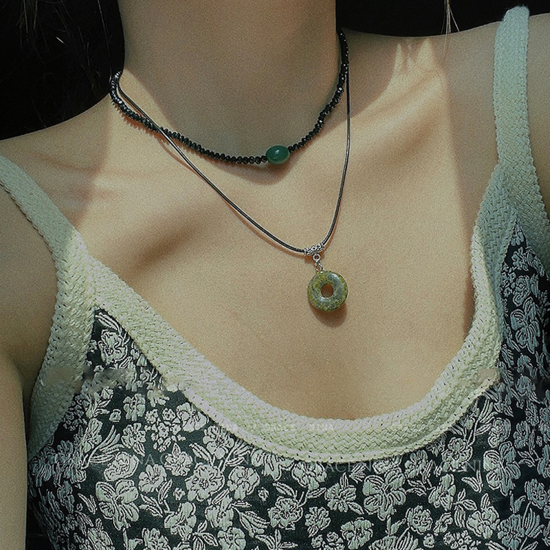 Embrace Nature ~ Retro ethnic style stone circular necklace 2023 new women's summer layered collarbone chain Application Scenario