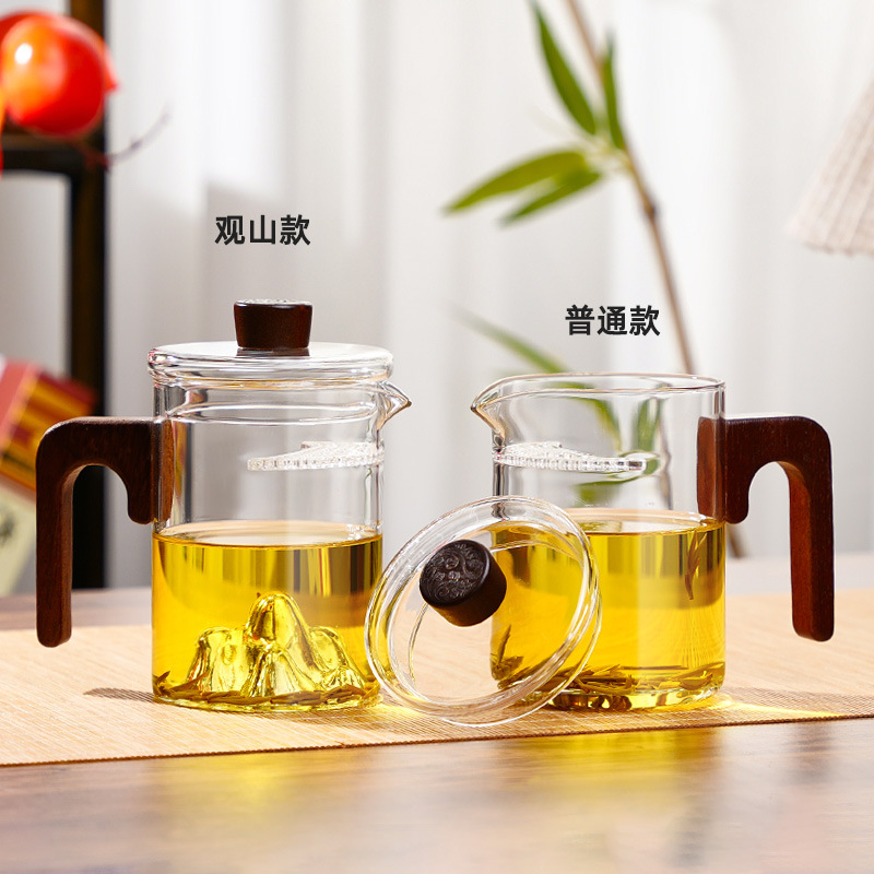Wholesale high-temperature resistant crescent-shaped glass fair cup, large-capacity tea strainer integrated with filter, tea-making cup, and tea dispenser Application Scenario