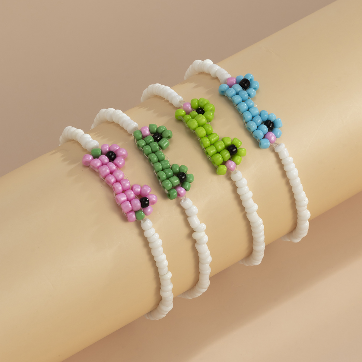 Creative sweet and cool hand-woven little frog collarbone chain, simple European and American country style rice beads, fresh and clean round bead necklace Application Scenario