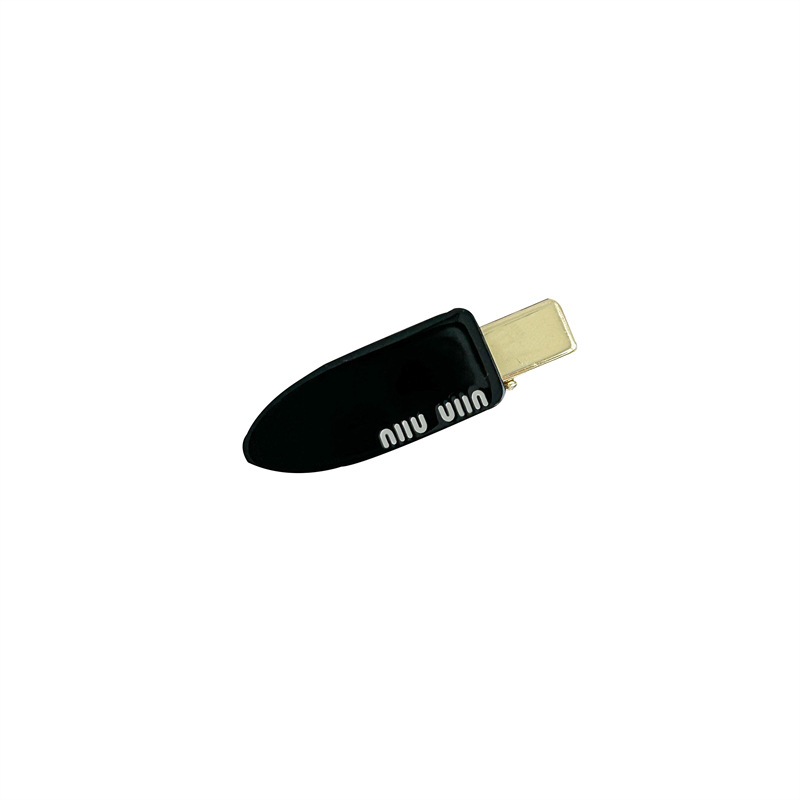 A new high-end forehead fringe clip headwear with a sweet and cool high-end look. It features a seamless acetic acid edge clip on the side of a girl's hair Item Picture