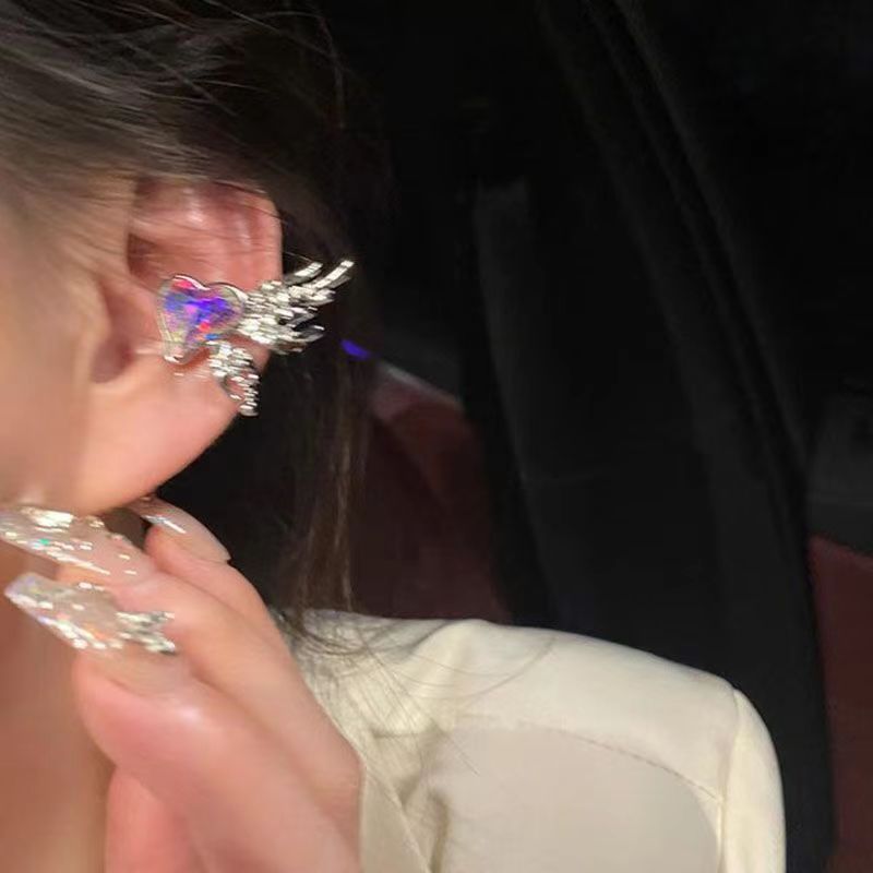 Aurora Iridic heart-shaped wing ear clips for women, light luxury and niche style, diamond-encrusted angel elf ear bone clips, no ear holes Application Scenario