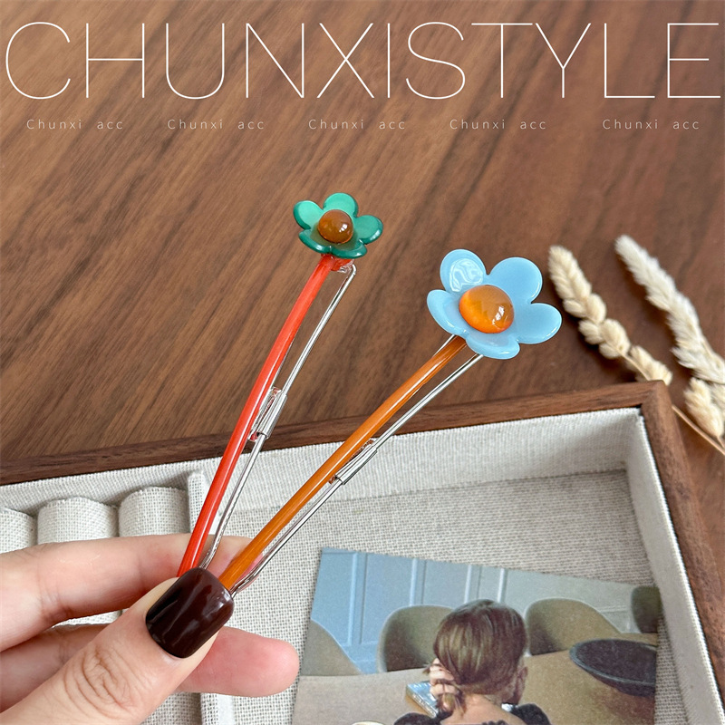 Korean-style color-blocking little flower frog clip one-shoulder hairpin, a high-end female style, with a chic chic at the back of the head and a stylish updo, 2025 new style Application Scenario