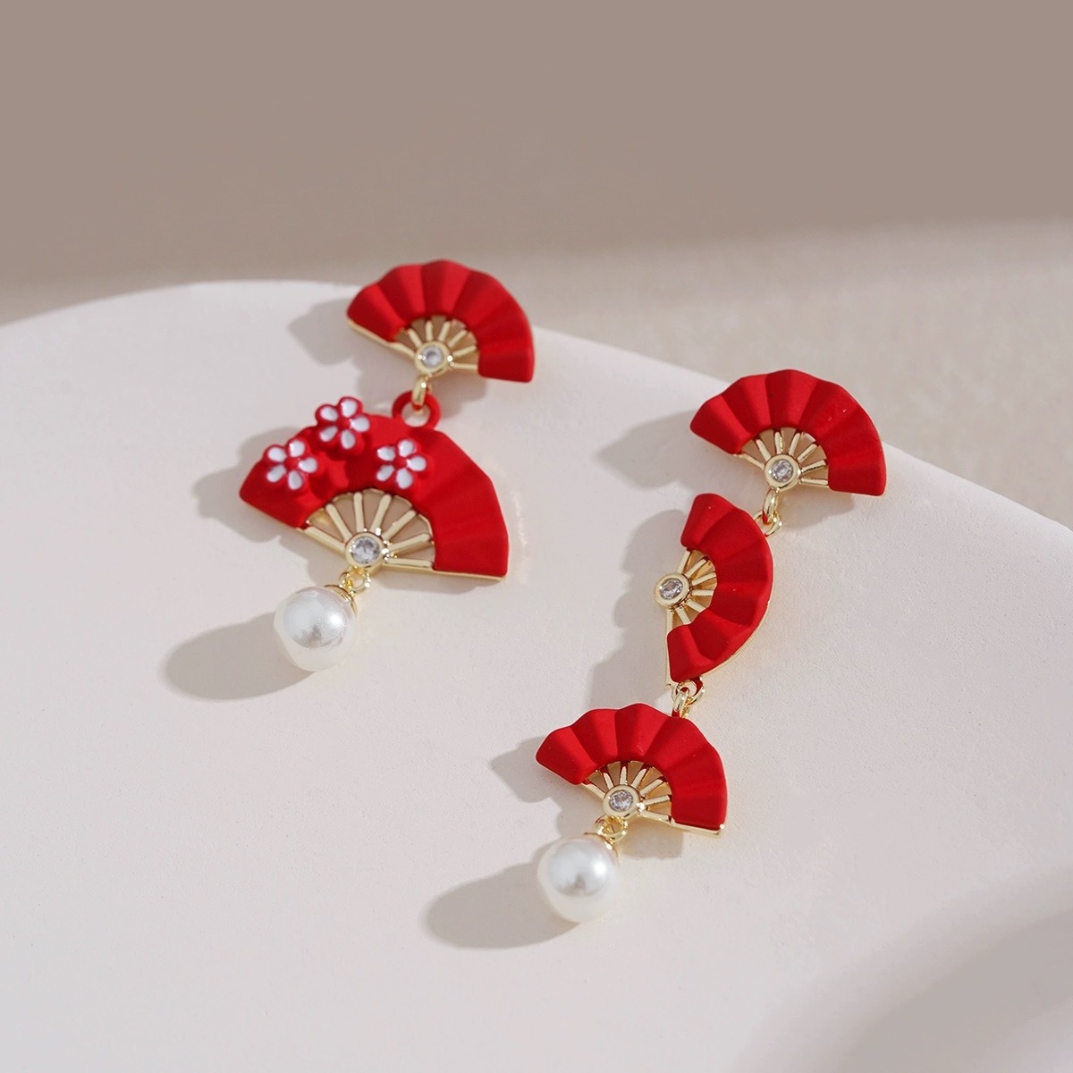 The new Chinese-style Ankela red irregular fan-shaped stud earrings have a unique design sense. The bride's earrings can be worn in a cheongsam with earrings details Picture