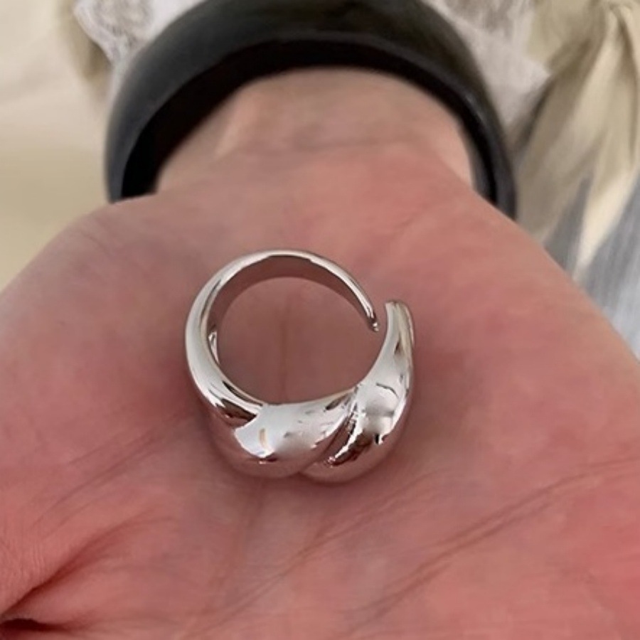 Korean-style simple twist twist open ring, women's fashion Instagram niche design, light luxury and high-end, versatile ring Application Scenario
