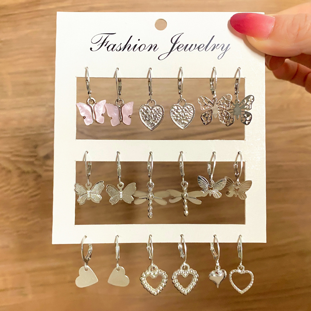 Simple and compact European and American stud earrings, golden fashionable and trendy earrings, stud earrings, pendant accessories, butterfly heart earrings details Picture
