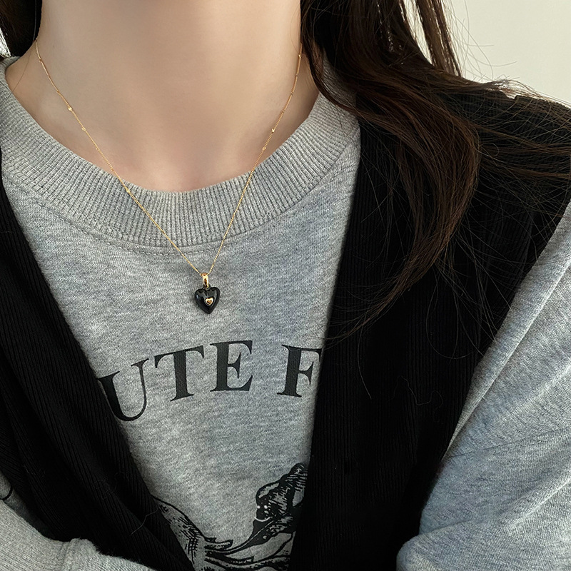 The heart necklace is a light luxury and niche 2023 new women's summer design collarbone chain accessory and decorative necklace details Picture