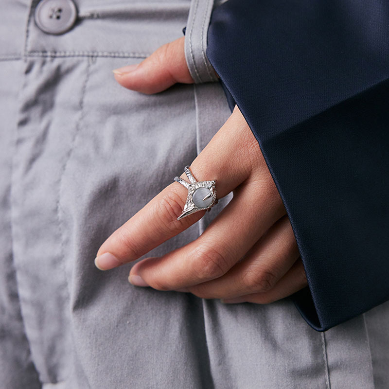 The trend of niche design, unique and distinctive cat's eye stone open ring, feminine androgny style, high-end and dark heavy heavy food ring Application Scenario