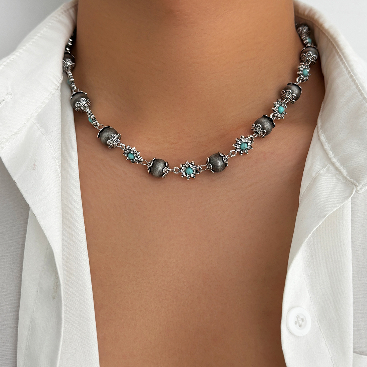 European and American cross-border jewelry, high-end diamond-encrusted small flower collarbone chain, cold style antique tin brushed CCB beaded necklace Specification drawing