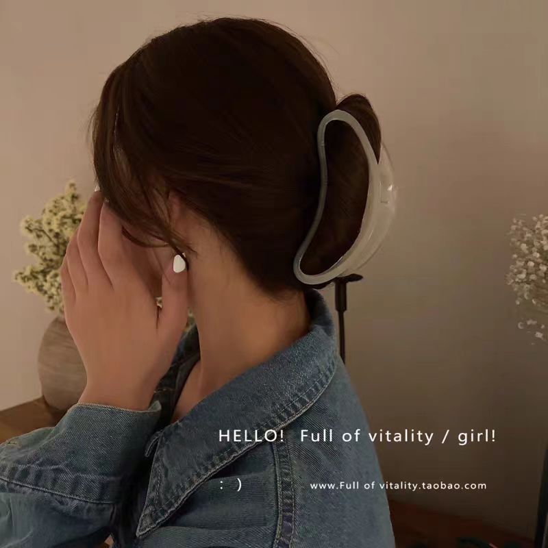 Extra-large 13cm moon hair clip, new cold style hollowed-out scratch-off hair clip for women, large hair volume, shark clip hair accessory at the back of the head details Picture