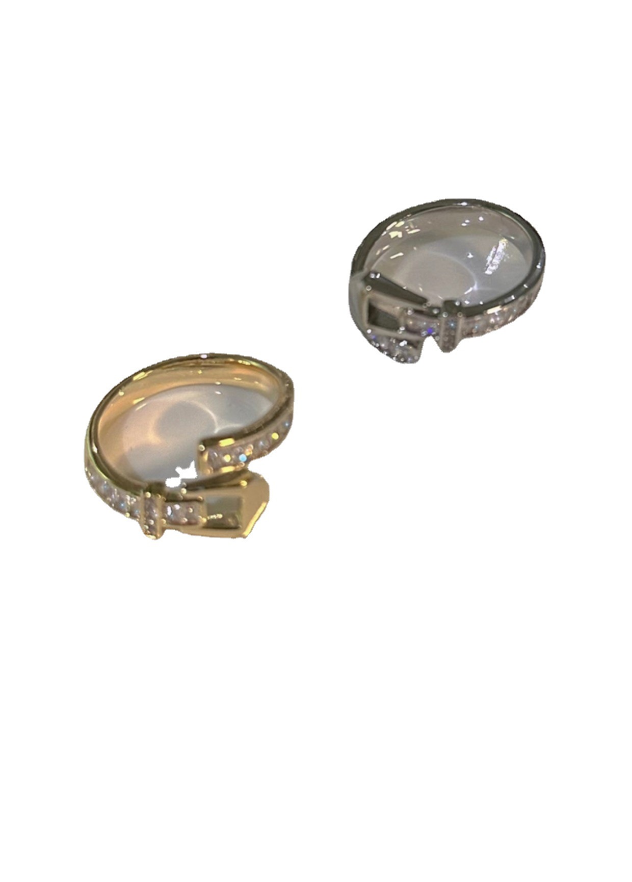 A trendy and cool woman's daily diamond-encrusted belt buckle ring, with a light luxury and niche design, is versatile and fashionable. The opening can be adjusted as an index finger ring Item Picture