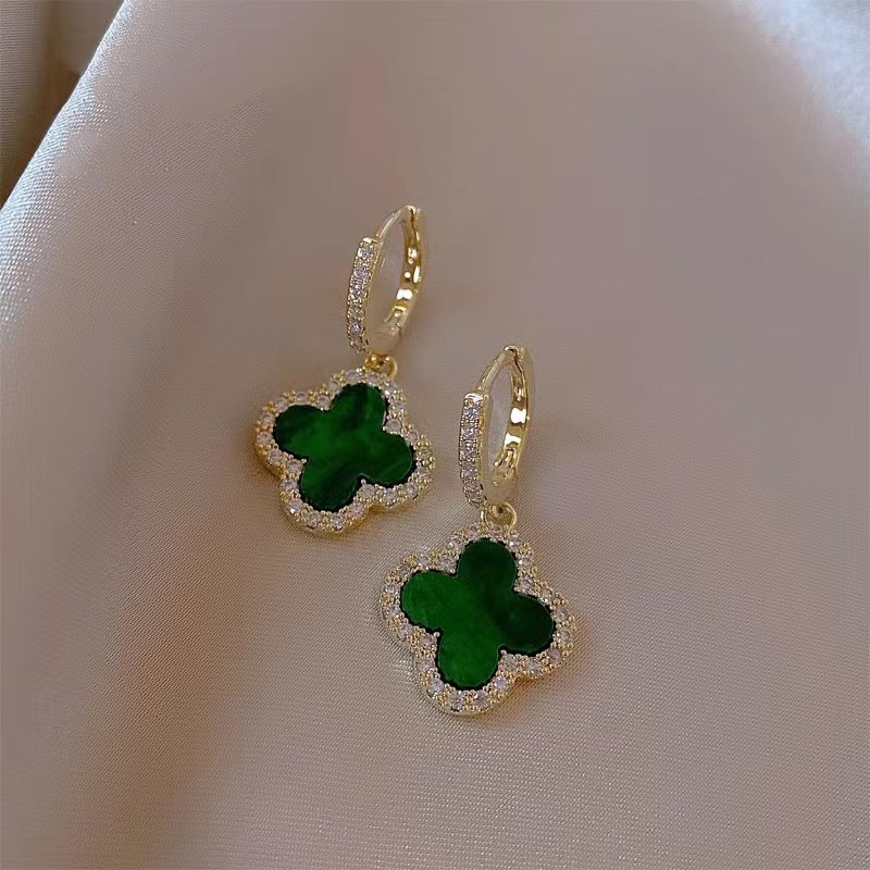 Four-leaf Clover earrings, a new style of trendy and exquisite micro-inlay ear rings in 2025, are popular and niche, with a sense of high-end design for women details Picture