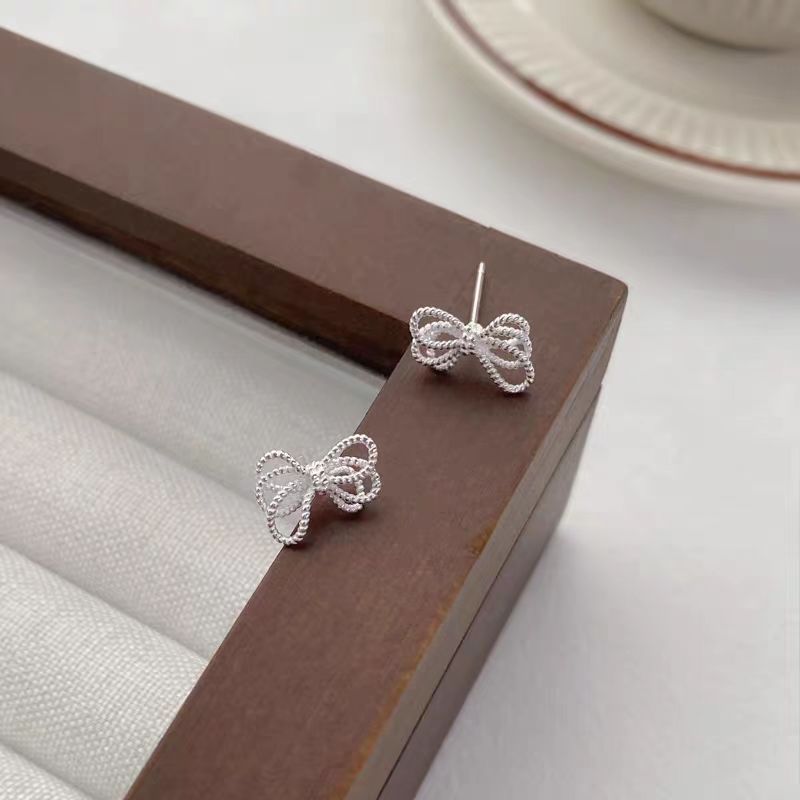 The new 2025 trendy, niche and high-end earrings and earrings with a fresh and simple daily commuting style, such as knot-shaped bow stud earrings Application Scenario