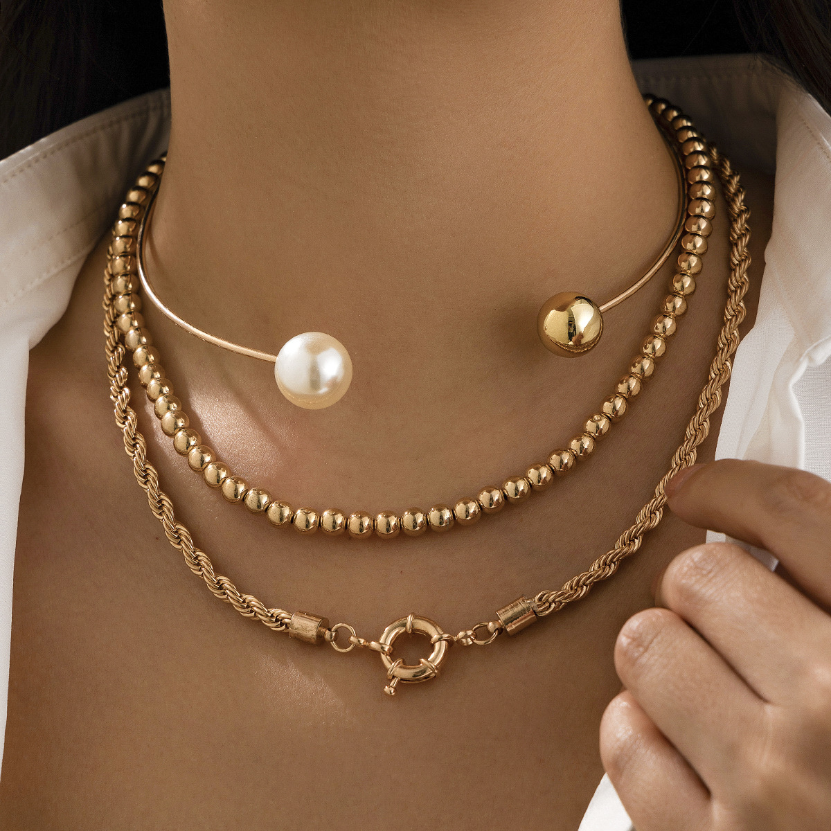 This is an Instagram-style imitation pearl twisted necklace from Europe and America, a versatile geometric round multi-layer collarbone chain full figure