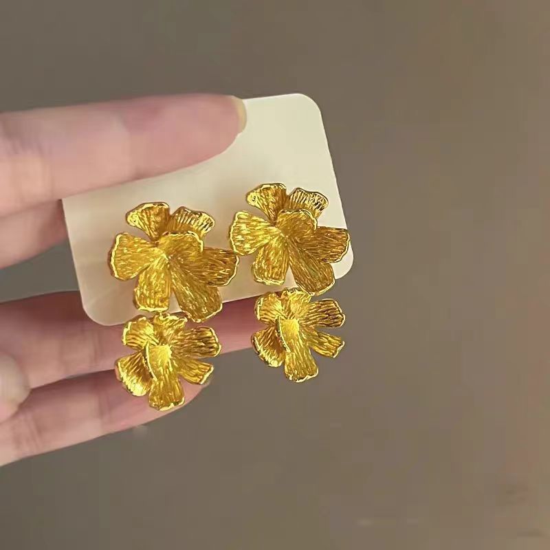 "Flowers bloom and prosperity ~ Retro and unique golden flower earrings, gentle and elegant, niche stud earrings, simple and Instagram influencer earrings. Application Scenario