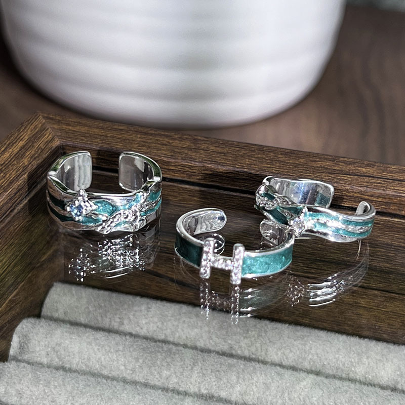 Simple and individual mint green enamel starlight couple ring, gender-neutral style, niche letter H, elegant index finger ring Application Scenario