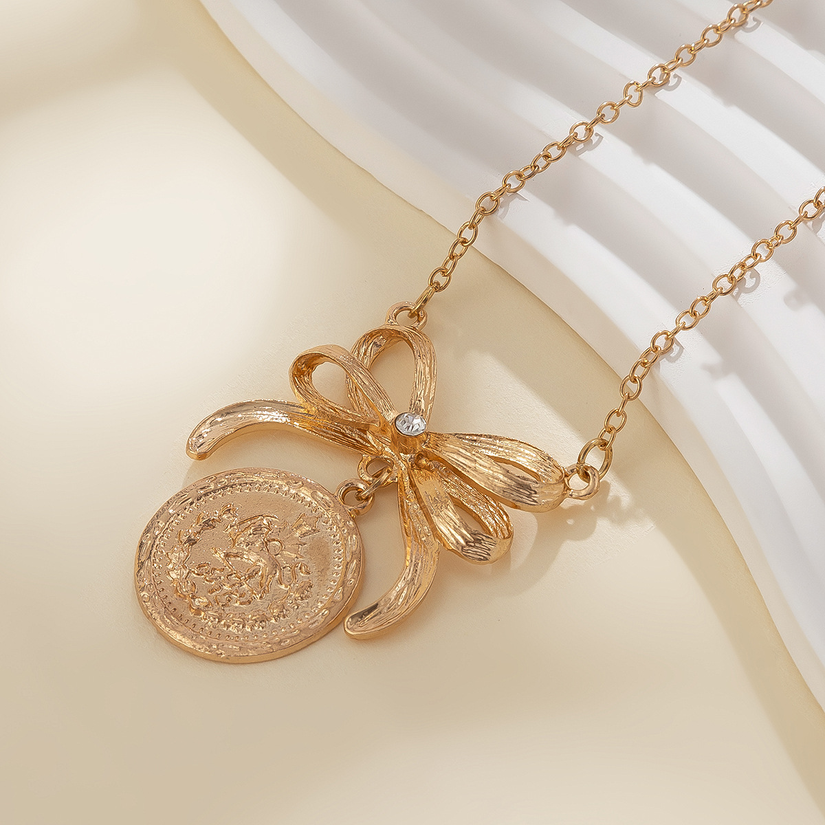 European and American cross-border jewelry bow, round plate cross chain necklace, imitation pearl alloy iron chain, ins collarbone chain Specification drawing