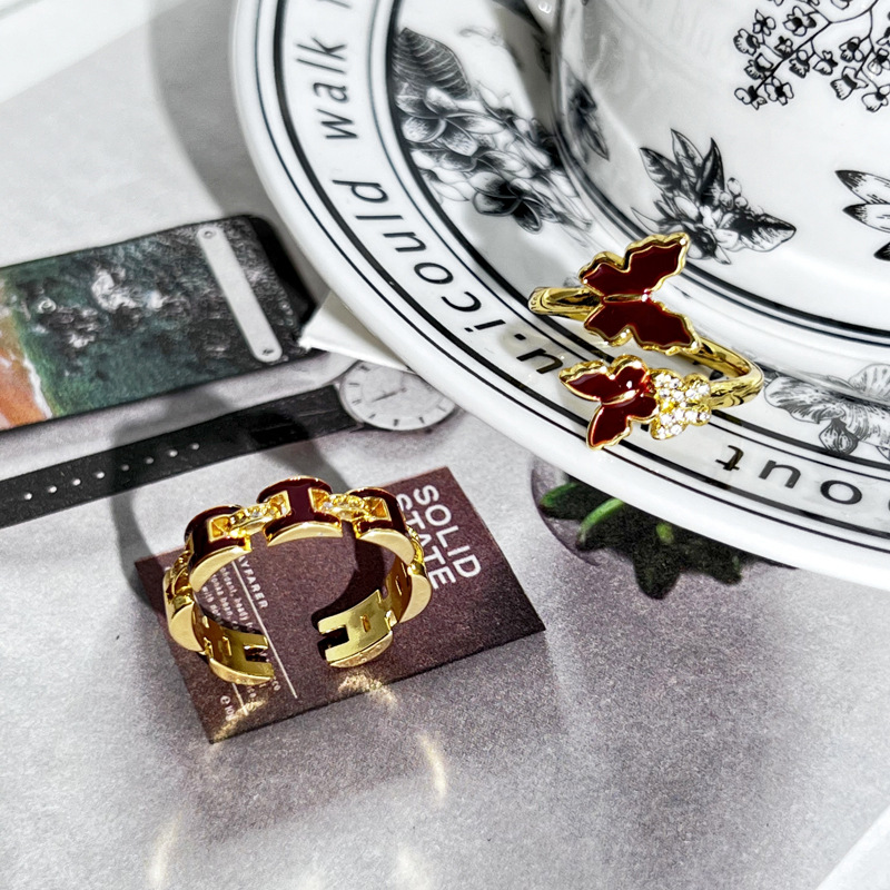 Wine red enamel H-letter ring, a light luxury and high-end women's butterfly sweet and cool index finger ring, a niche design bestseller ring Specification drawing