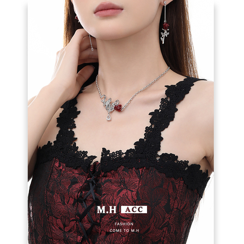 New rose necklace for women, light luxury, niche, ins style, high-end feel, collarbone chain, original design, hot girl pendant details Picture