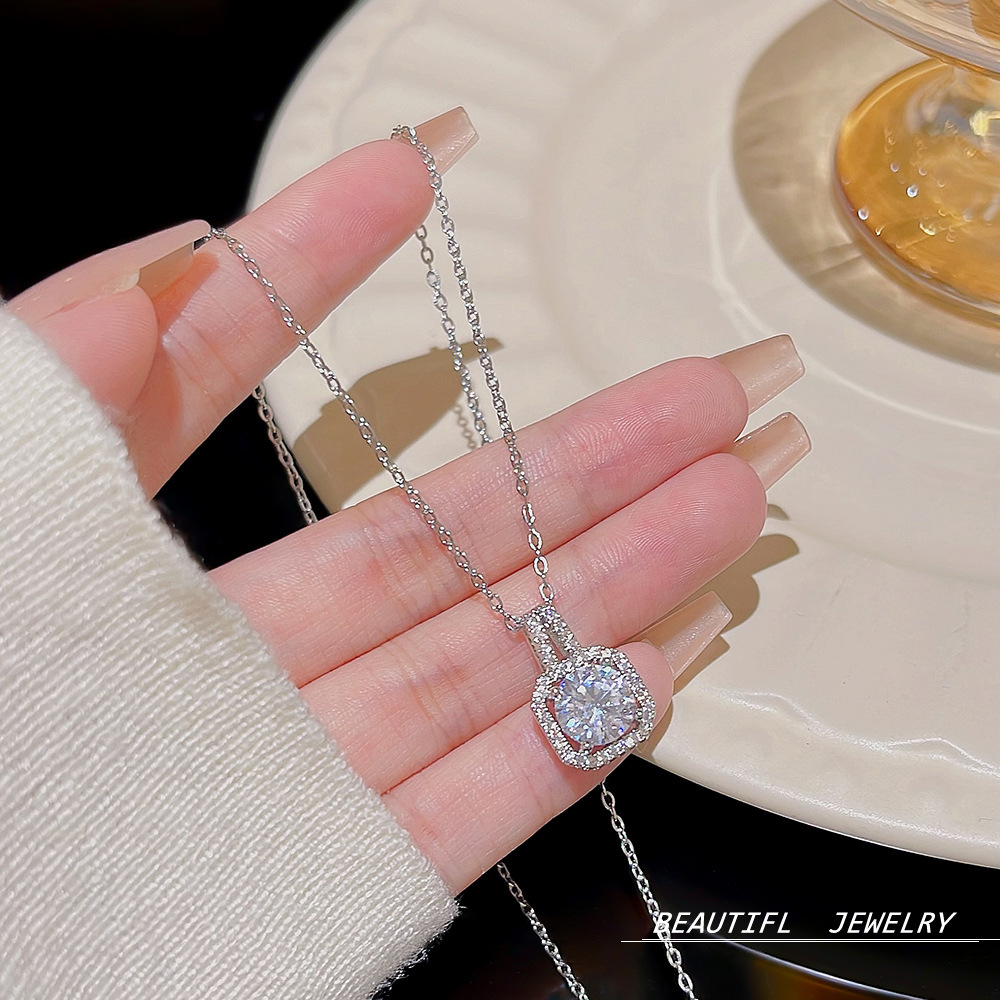 New accessories: Super Sparkling geometric square titanium steel necklace, women's niche light luxury exquisite pendant, fashionable and versatile collarbone chain details Picture