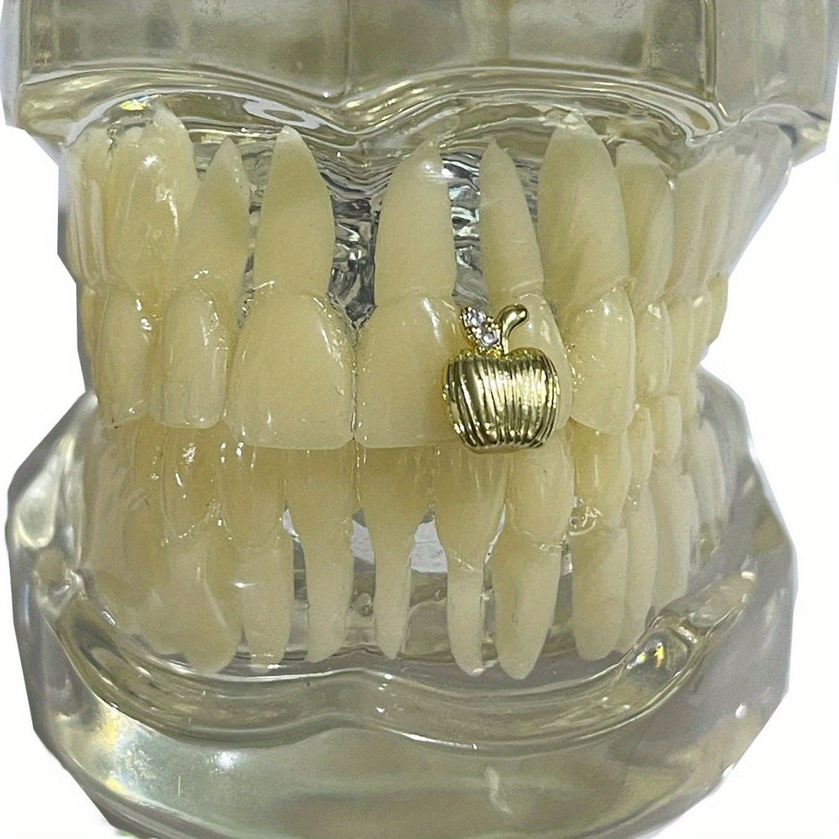 The new heart-shaped zircon apple braces from Europe and America are cool and stylish for daily outings. They feature a brushed finish and are versatile hip-hop cross-border accessories details Picture