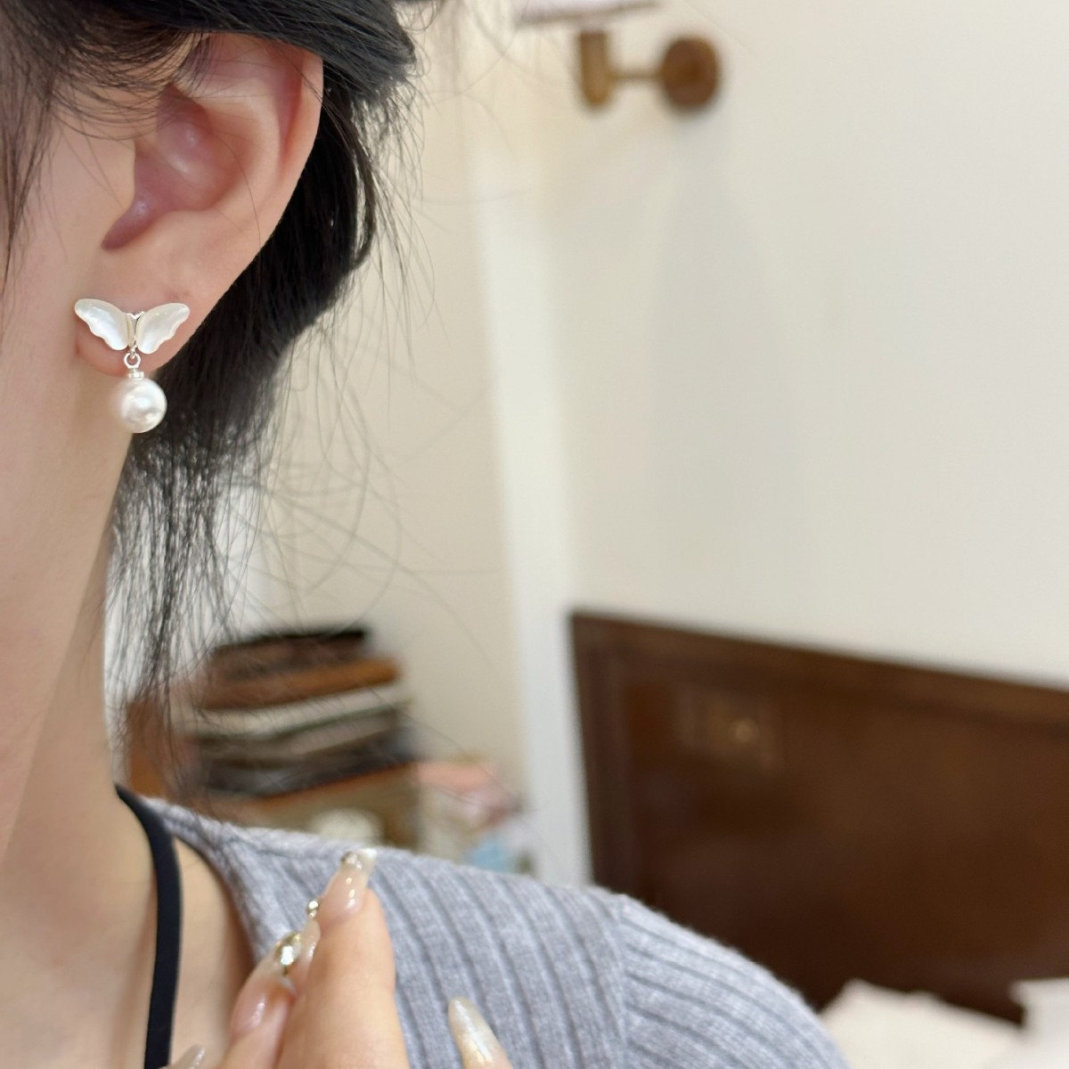 Little Baby Wings ~ Angel Mother-of-Pearl Small Wings Pearl Earrings for Women, light luxury, high-end, versatile and elegant butterfly earrings and earrings Specification drawing
