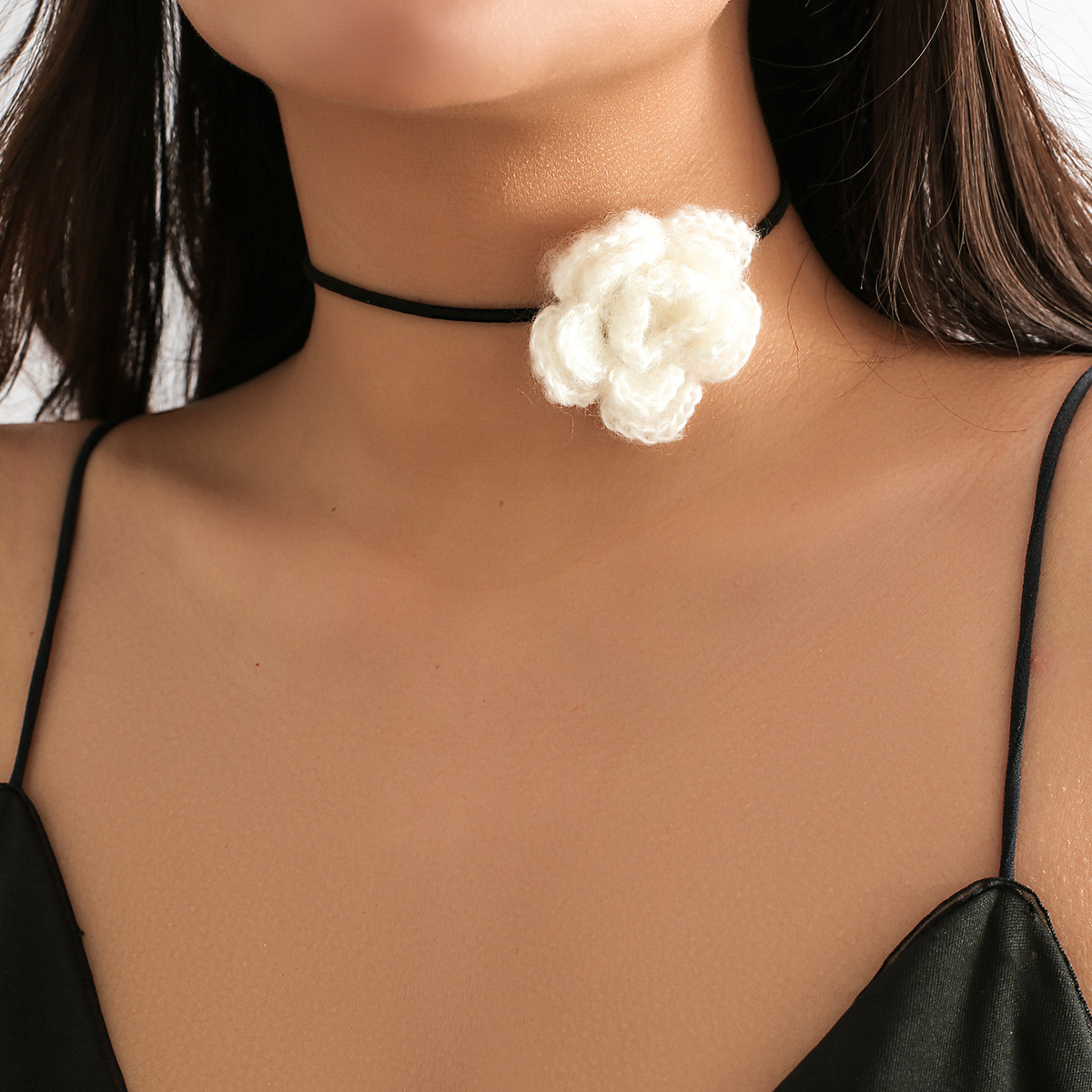 European and American cross-border jewelry, flower tie, high-end retro necklace, handcrafted velvet fabric, personalized and versatile collarbone chain Application Scenario