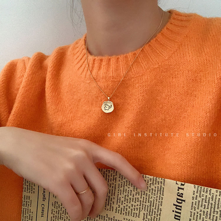 The cold and elegant little elephant necklace is a simple, fashionable and individualistic collarbone chain for women. It is a trendy accessory for 2023 full figure