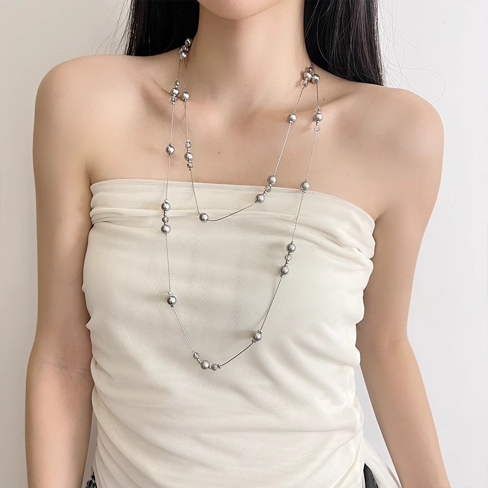 This multi-layered grey pearl necklace is long and can be worn in various ways. It features a light luxury collarbone and a niche design full figure