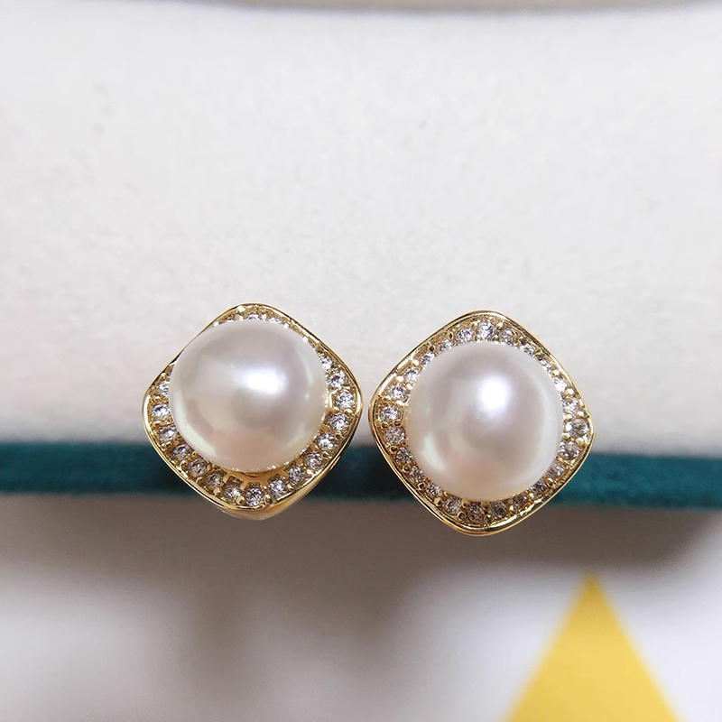 Xuhui brand exquisite and light luxury copper plated with real gold and set with zircon 925 silver needle cube sugar freshwater pearl, luxurious design and fashionable stud earrings details Picture