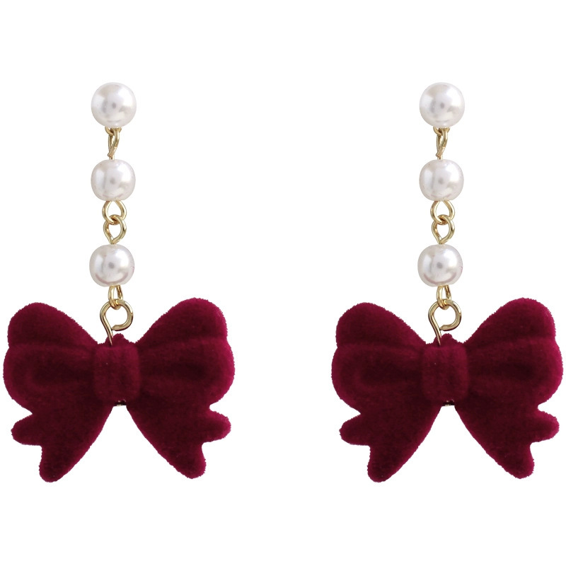 The wine red velvet bow pearl stud earrings exude a touch of elegance. They are versatile and luxurious earrings for young girls and socialites in autumn, winter and New Year Item Picture