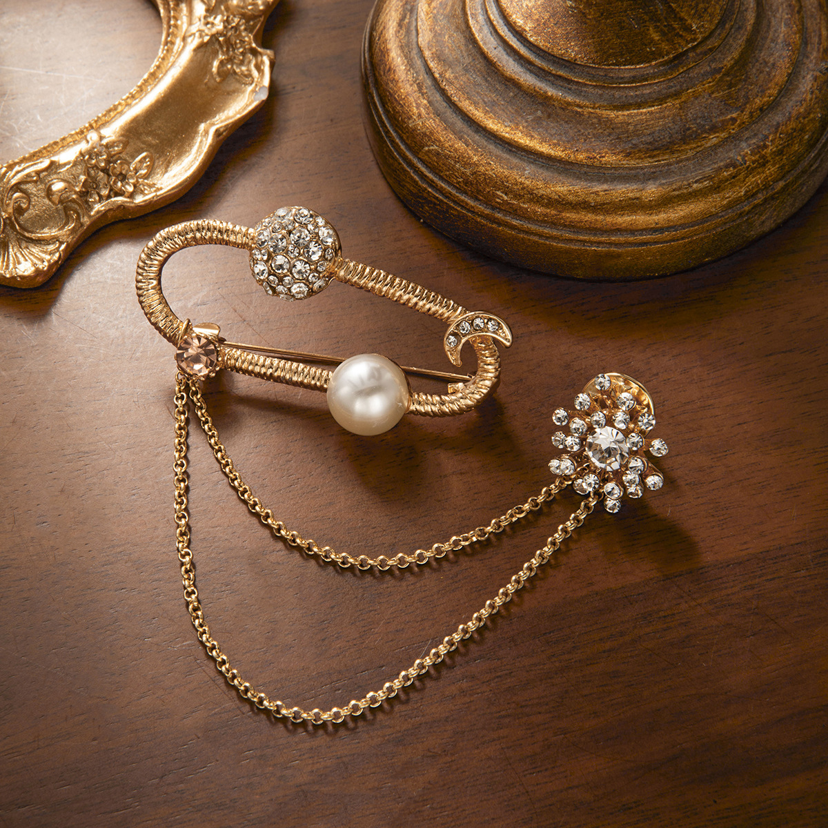 Cross-border European and American fashion high-end fringed brooch, retro light luxury diamond-encrusted brooch, elegant and refined brooch accessory Application Scenario