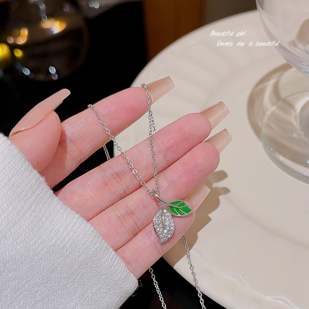 Sweet and fresh leaf necklace, women's light luxury design sense, neckchain, collarbone chain, fashionable accessory, niche Yiwu accessory details Picture