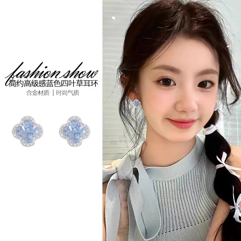 Blue four-leaf clover stud earrings with a light luxury and high-end style, diamond-encrusted earrings, new 2025 style, fresh and simple earrings for women full figure
