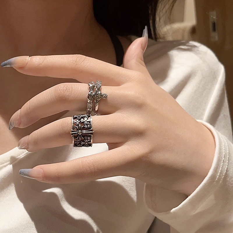 A niche design with a cold and unique style, retro and aged cross opening ring, and a trendy and cool planet stacking ring on Instagram Specification drawing