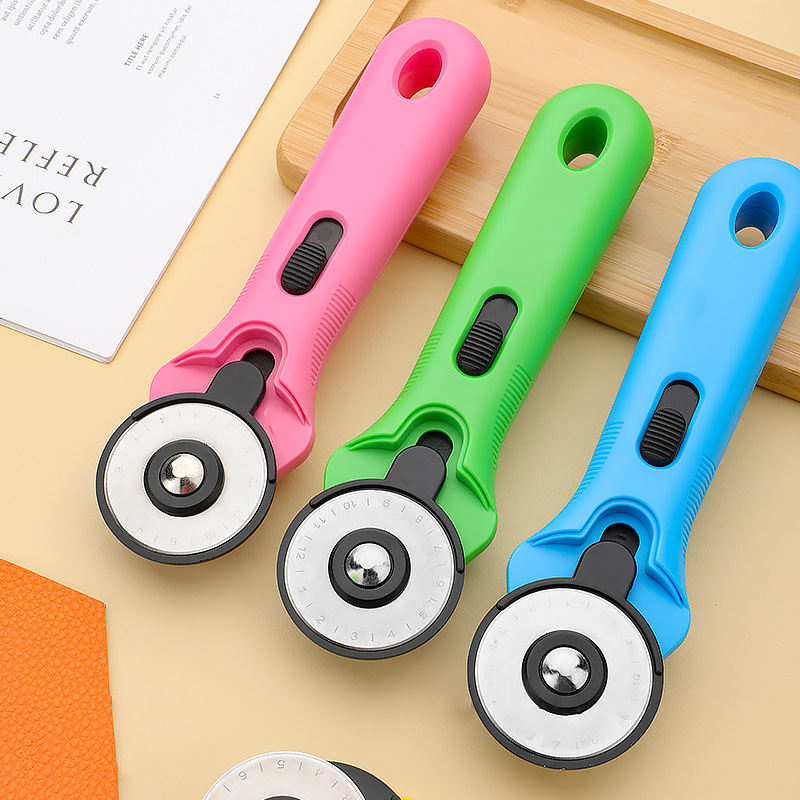 Wholesale roller fabric cutting knives, manual 45mm round knives, leather cutting knives, manual fabric cutting knives, and paper cutting knives details Picture