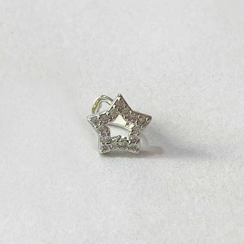 Jinwu Hollowed-out five-pointed star zircon braces, a cool and shiny gold tooth hip-hop accessory wholesale for daily outings Application Scenario