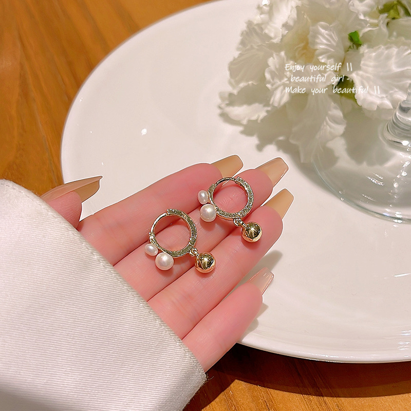 New fashionable and simple pearl ear buckles for women, light luxury, French niche design, versatile and personalized, trendy earrings wholesale full figure