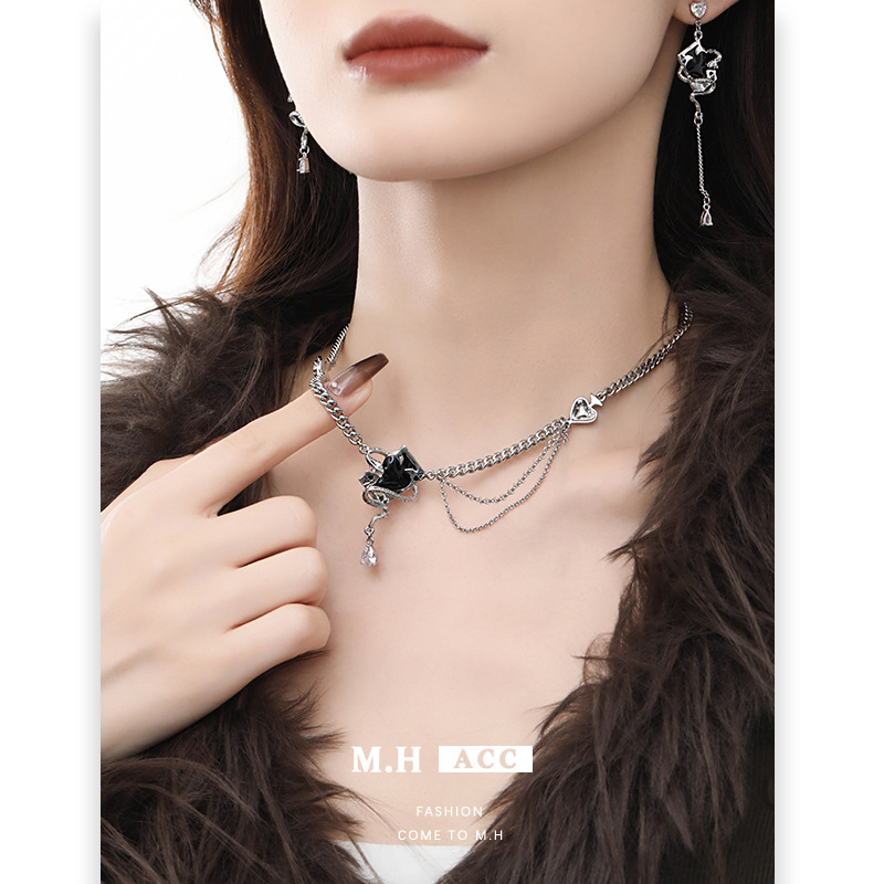 Dark poker card snake necklace, a niche female design sense collarbone chain, original Ins-style hip-hop punk square pendant details Picture