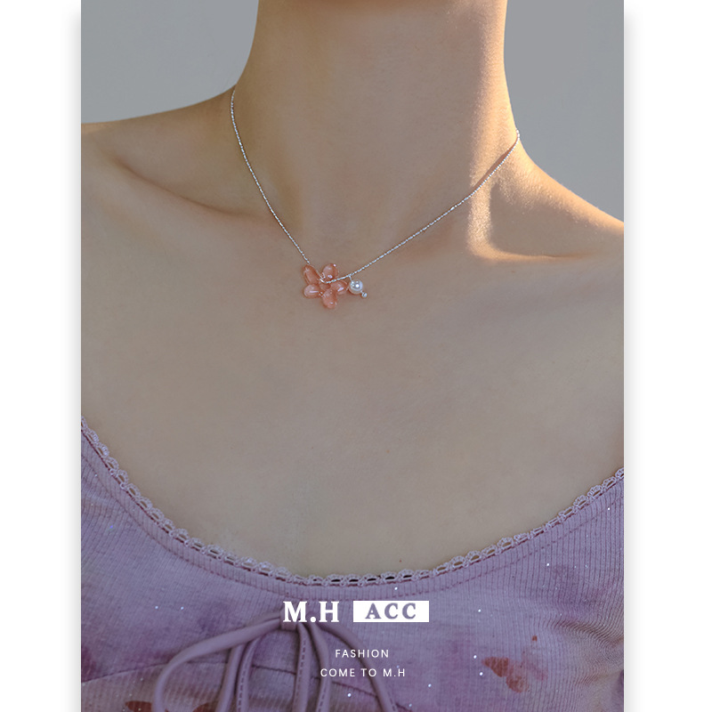 Korean-style simple Instagram super fairy glass flower necklace for women, a niche design, exquisite and versatile, high-end collarbone chain full figure