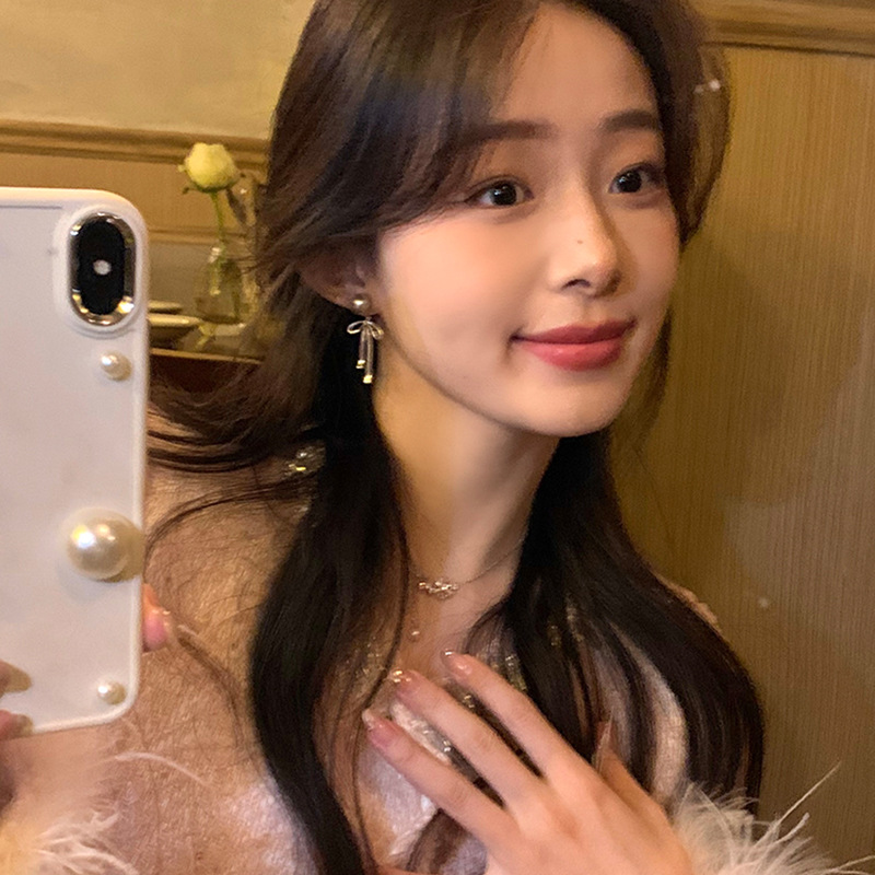 A high-end grey pearl earring, a bestseller for women in the autumn and winter of 2023 with a bow, a pair of earrings worn by socialites and Internet celebrities Application Scenario