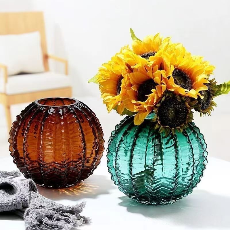 Light luxury, creative, niche and high-end style vase, glass cactus, water-grown fresh flowers, living room table flower arrangement art piece full figure