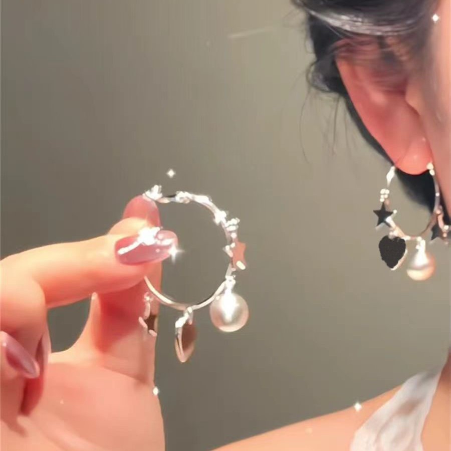 Simple and cool silver metal star-shaped heart earrings for women, a new type of niche design earrings and earrings in 2025 full figure