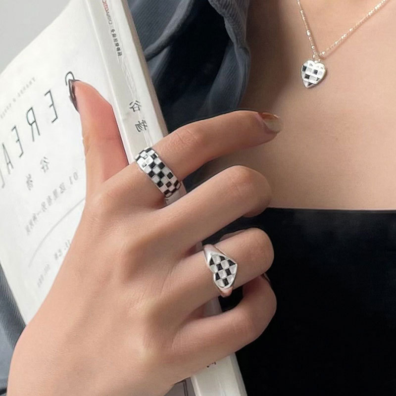 A Korean version of a niche design black and white checkered pattern combination ring, a retro and high-end fashion ring with an ins style for women Application Scenario