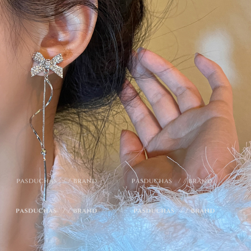 Super sparkling and exquisite tassel bow earrings, a unique and niche design for women, with long zirconia stud earrings wrapped around, a best-selling ear accessory Application Scenario
