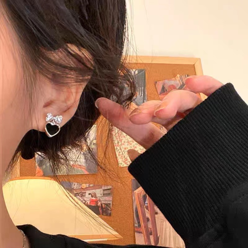 Personalized earrings for women, cool and trendy, black heart-shaped ear studs, niche design, anti-allergy silver ear needles, new style in 2025, trendy Application Scenario